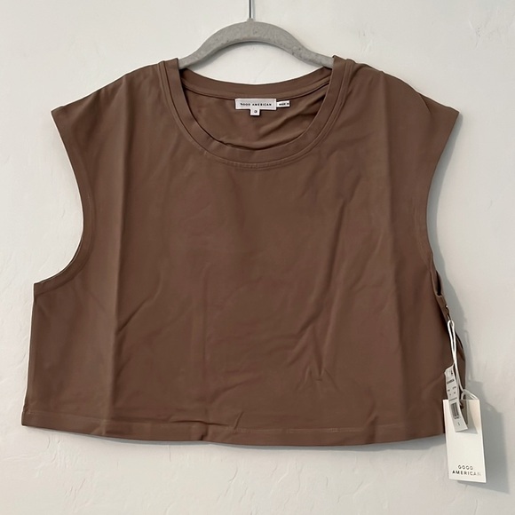 GOOD AMERICAN Essential Cropped Shoulder T-Shirt - Picture 4 of 9